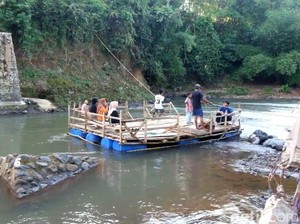 Siswa-Warga di Probolinggo Pakai Perahu Tambang Dampak Jembatan Putus