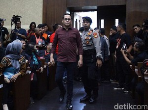 2 Kali Bertemu Harun Masiku, Donny Tri Istiqomah Ngaku Diberi Duit Rp 100 Juta