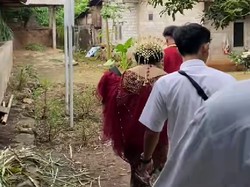 Viral Wanita Berbaju Pengantin Jawa Foto di Kuburan, Ini Kisah di Baliknya Viral Wanita Berbaju Pengantin Jawa Foto di Kuburan, Ini Kisah di Baliknya