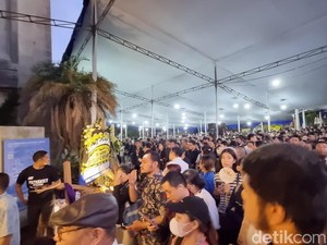 Misa Requiem untuk Paus Fransiskus, Jemaat di Katedral Membeludak