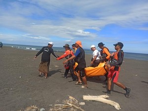 Kakek Tewas Terseret Arus Saat Mencari Ikan di Pantai Biaung