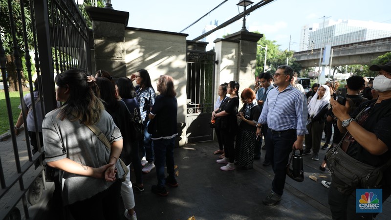 Kedutaan Besar Vatikan di Jakarta masih ramai didatangi warga yang ingin memberi penghormatan terakhir kepada mendiang Paus Fransiskus, Kamis (24/4/2025). (CNBC Indonesia/Tri Susilo)