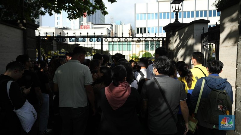 Kedutaan Besar Vatikan di Jakarta masih ramai didatangi warga yang ingin memberi penghormatan terakhir kepada mendiang Paus Fransiskus, Kamis (24/4/2025). (CNBC Indonesia/Tri Susilo)