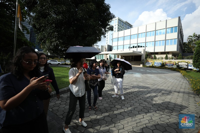 Kedutaan Besar Vatikan di Jakarta masih ramai didatangi warga yang ingin memberi penghormatan terakhir kepada mendiang Paus Fransiskus, Kamis (24/4/2025). Kedutaan Besar Vatikan di Jakarta masih ramai didatangi warga yang ingin memberi penghormatan terakhir kepada mendiang Paus Fransiskus, Kamis (24/4/2025). (CNBC Indonesia/Tri Susilo)