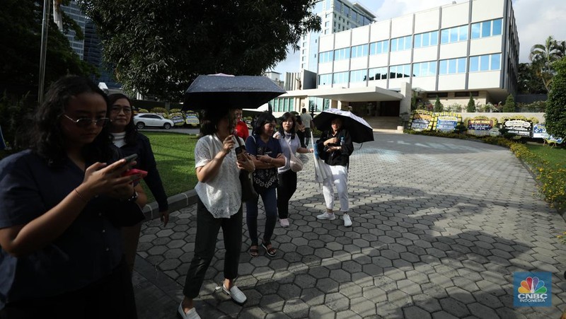 Kedutaan Besar Vatikan di Jakarta masih ramai didatangi warga yang ingin memberi penghormatan terakhir kepada mendiang Paus Fransiskus, Kamis (24/4/2025). (CNBC Indonesia/Tri Susilo)