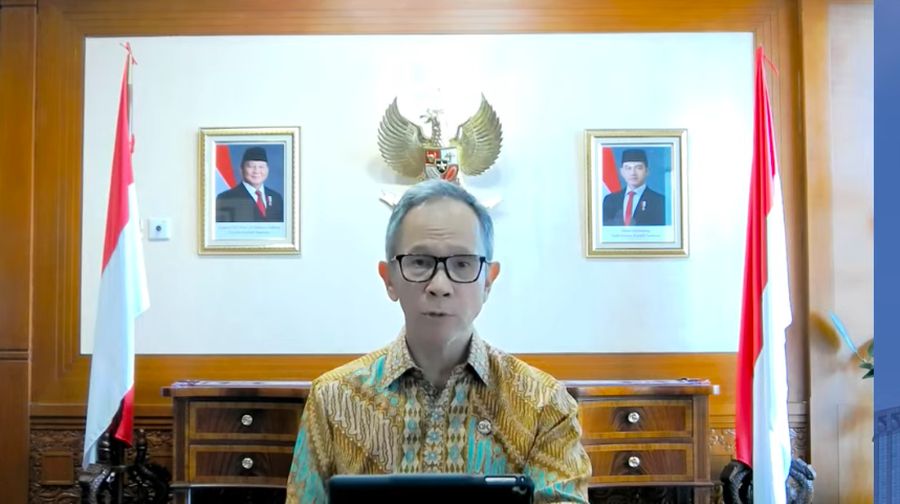 Ketua Dewan Komisioner OJK, Mahendra Siregar memberi pemaparan pada konferensi pers Hasil Rapat Berkala KSSK II, Jakarta, 24/4. (Tangkapan Layar Youtube Kementerian Keuangan)