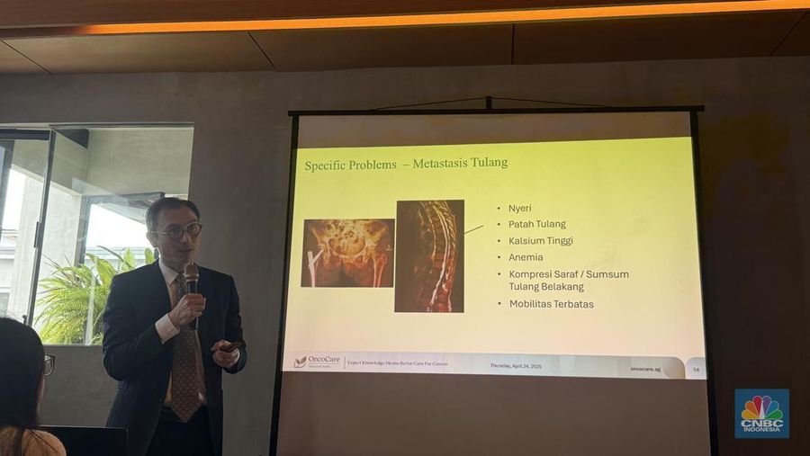 Konsultan Senior dan dokter bedah payudara di Solis Breast Care & Surgery Centre Singapore, dr. Tang Siau-Wei, saat acara Media Gathering Tamarind Health di kawasan Jakarta Pusat, Kamis (24/4/2025). (CNBC Indonesia/Lynda Hasibuan)