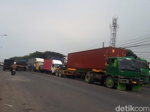 Kawasan Margomulyo Macet hingga 2 Km gegara Truk Mogok