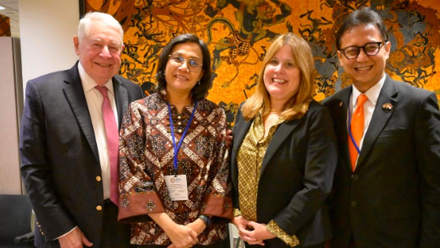 Menkeu bersama Menkes bertemu dengan Chairman Freeport-McMoRan Richard Adkerson dan CEO Freeport-McMoRan Kathleen Quirk di sela-sela agenda IMF. (Dok IG/Smindrawati)