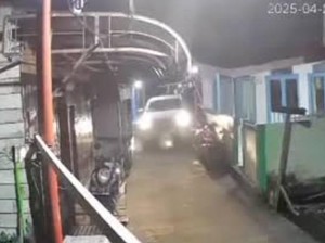 Heboh Mitsubishi Tabrak Puluhan Motor di Gang Sempit Samarinda
