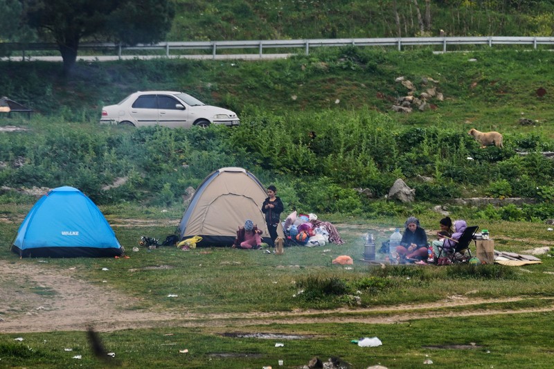 Orang-orang berkemah di luar ruangan setelah gempa bumi mengguncang Istanbul dan wilayah lain di Turki pada hari Rabu, di Istanbul, Turki, Kamis, 24 April 2025. Orang-orang berkemah di luar ruangan setelah gempa bumi mengguncang Istanbul dan wilayah lain di Turki pada hari Rabu, di Istanbul, Turki, Kamis, 24 April 2025. (AP Photo/Khalil Hamra)