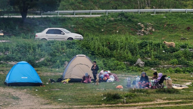 Orang-orang berkemah di luar ruangan setelah gempa bumi mengguncang Istanbul dan wilayah lain di Turki pada hari Rabu, di Istanbul, Turki, Kamis, 24 April 2025. (AP Photo/Khalil Hamra)