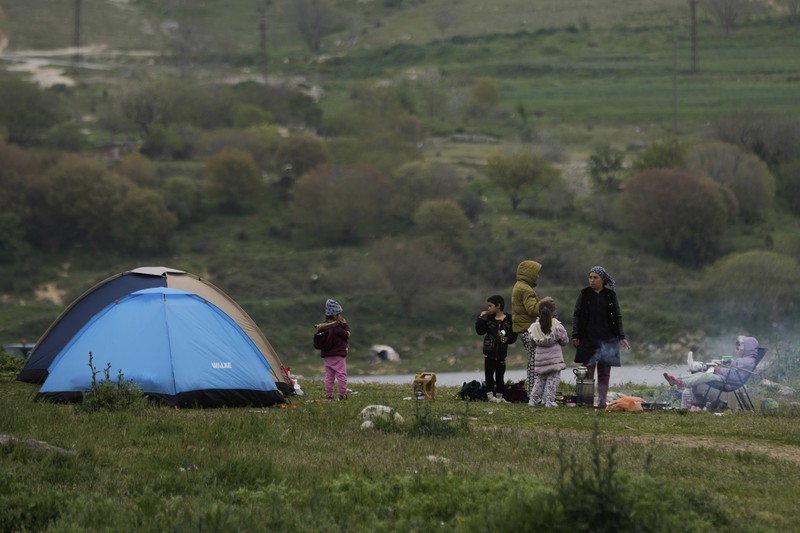 Orang-orang berkemah di luar ruangan setelah gempa bumi mengguncang Istanbul dan wilayah lain di Turki pada hari Rabu, di Istanbul, Turki, Kamis, 24 April 2025. (AP Photo/Khalil Hamra)