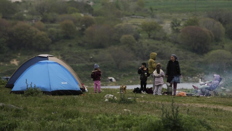 Orang-orang berkemah di luar ruangan setelah gempa bumi mengguncang Istanbul dan wilayah lain di Turki pada hari Rabu, di Istanbul, Turki, Kamis, 24 April 2025. (AP Photo/Khalil Hamra)