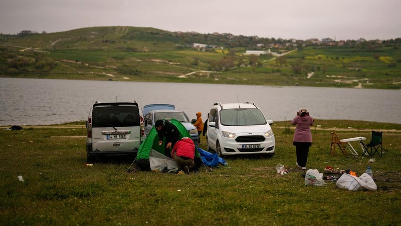 Orang-orang berkemah di luar ruangan setelah gempa bumi mengguncang Istanbul dan wilayah lain di Turki pada hari Rabu, di Istanbul, Turki, Kamis, 24 April 2025. (AP Photo/Khalil Hamra)