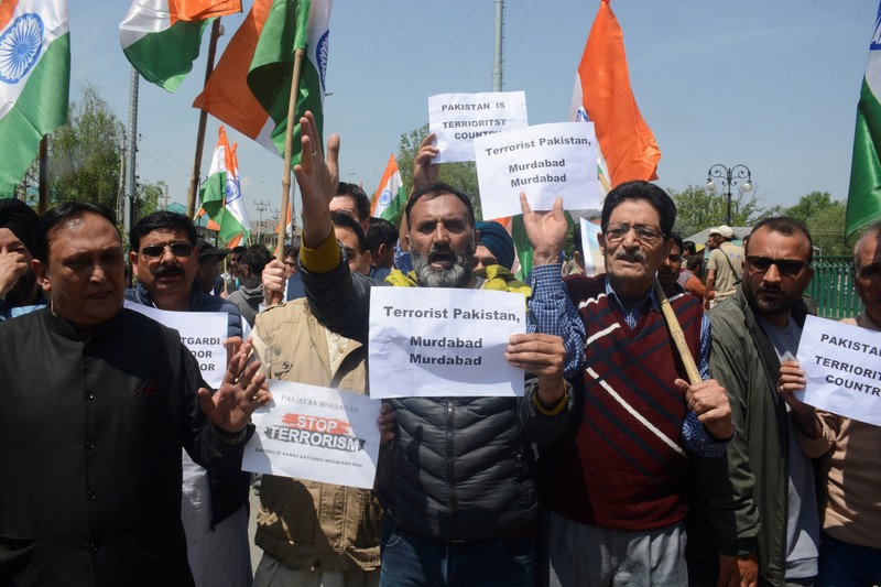Para aktivis dari Partai Bharatiya Janata (BJP) yang berkuasa di India memegang plakat dan meneriakkan slogan-slogan selama protes untuk mengutuk serangan terhadap wisatawan, menyusul dugaan serangan militan di dekat Pahalgam yang indah di Kashmir selatan, di Srinagar, 23 April 2025. Para aktivis dari Partai Bharatiya Janata (BJP) yang berkuasa di India memegang plakat dan meneriakkan slogan-slogan selama protes untuk mengutuk serangan terhadap wisatawan, menyusul dugaan serangan militan di dekat Pahalgam yang indah di Kashmir selatan, di Srinagar, 23 April 2025. (REUTERS/Stringer)
