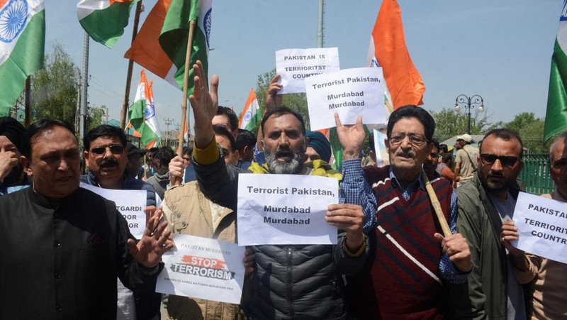 Para aktivis dari Partai Bharatiya Janata (BJP) yang berkuasa di India memegang plakat dan meneriakkan slogan-slogan selama protes untuk mengutuk serangan terhadap wisatawan, menyusul dugaan serangan militan di dekat Pahalgam yang indah di Kashmir selatan, di Srinagar, 23 April 2025. (REUTERS/Stringer)