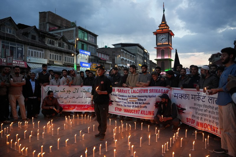 Para aktivis dari Partai Bharatiya Janata (BJP) yang berkuasa di India memegang plakat dan meneriakkan slogan-slogan selama protes untuk mengutuk serangan terhadap wisatawan, menyusul dugaan serangan militan di dekat Pahalgam yang indah di Kashmir selatan, di Srinagar, 23 April 2025. (REUTERS/Stringer)