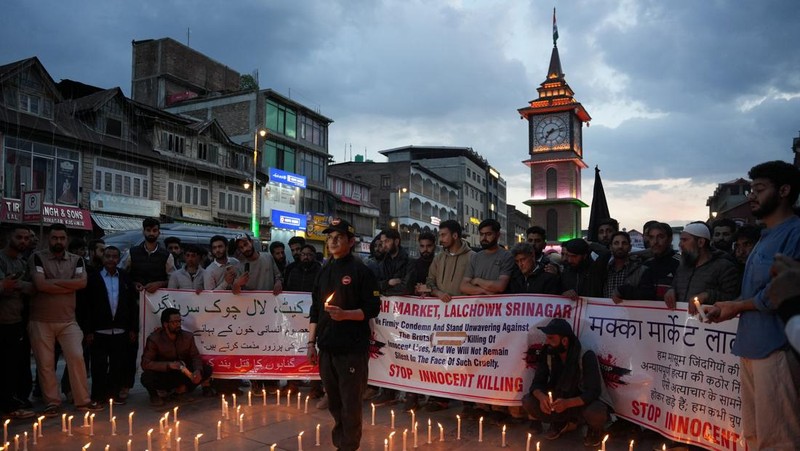 Para aktivis dari Partai Bharatiya Janata (BJP) yang berkuasa di India memegang plakat dan meneriakkan slogan-slogan selama protes untuk mengutuk serangan terhadap wisatawan, menyusul dugaan serangan militan di dekat Pahalgam yang indah di Kashmir selatan, di Srinagar, 23 April 2025. (REUTERS/Stringer)