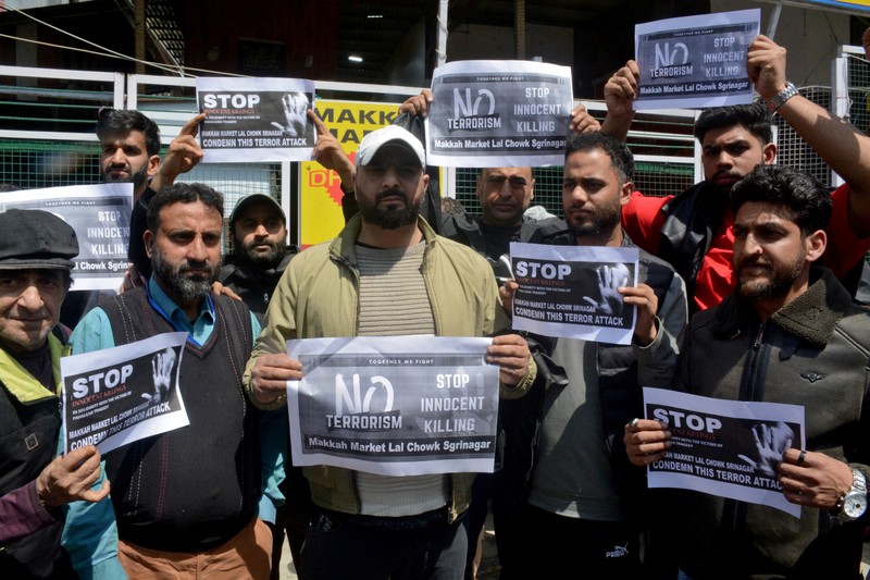 Para aktivis dari Partai Bharatiya Janata (BJP) yang berkuasa di India memegang plakat dan meneriakkan slogan-slogan selama protes untuk mengutuk serangan terhadap wisatawan, menyusul dugaan serangan militan di dekat Pahalgam yang indah di Kashmir selatan, di Srinagar, 23 April 2025. Para aktivis dari Partai Bharatiya Janata (BJP) yang berkuasa di India memegang plakat dan meneriakkan slogan-slogan selama protes untuk mengutuk serangan terhadap wisatawan, menyusul dugaan serangan militan di dekat Pahalgam yang indah di Kashmir selatan, di Srinagar, 23 April 2025. (REUTERS/Stringer)