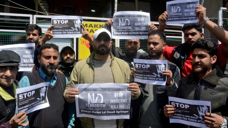 Para aktivis dari Partai Bharatiya Janata (BJP) yang berkuasa di India memegang plakat dan meneriakkan slogan-slogan selama protes untuk mengutuk serangan terhadap wisatawan, menyusul dugaan serangan militan di dekat Pahalgam yang indah di Kashmir selatan, di Srinagar, 23 April 2025. (REUTERS/Stringer)