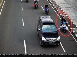 Siapa Sangka Karung Putih yang Diangkut Pemotor Ini Ternyata Berisi Mayat