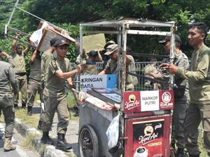 129 PKL di Bawah Jembatan Suramadu Ditertibkan Satpol PP