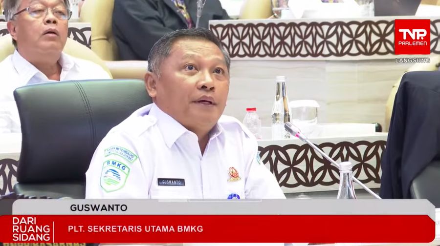 PLT Sekretaris Utama BMKG Guswanto memberi pemaparan di Komisi V DPR RI, Jakarta, Rabu, 23/4. (Tangkapan Layar TV Parlemen)