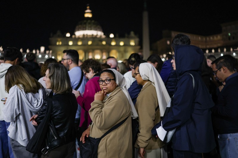 POPE-FRANCIS/ Faithful queue to enter to pay respects to Pope Francis as he lies in state in St. Peter's Basilica, as seen from Rome, Italy, April 23, 2025. REUTERS/Dylan Martinez