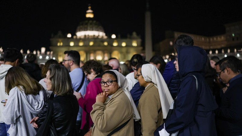 Faithful queue to enter to pay respects to Pope Francis as he lies in state in St. Peter's Basilica, as seen from Rome, Italy, April 23, 2025. REUTERS/Dylan Martinez