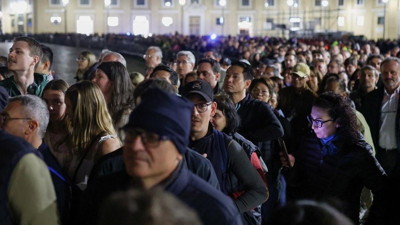 Faithful queue to enter to pay respects to Pope Francis as he lies in state in St. Peter's Basilica, as seen from Rome, Italy, April 23, 2025. REUTERS/Dylan Martinez