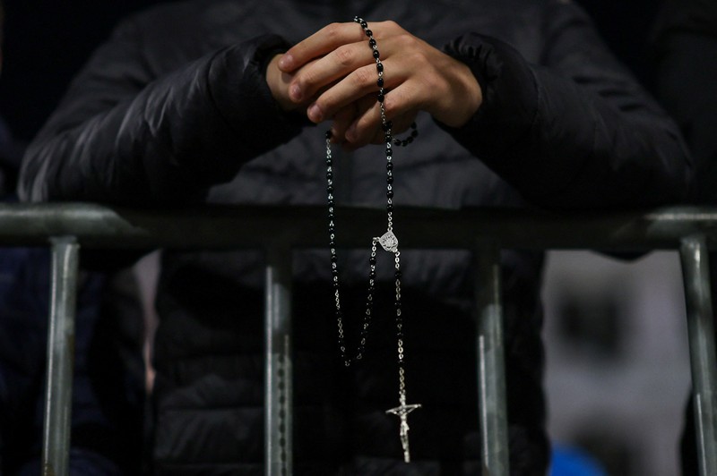 Faithful queue to enter to pay respects to Pope Francis as he lies in state in St. Peter's Basilica, as seen from Rome, Italy, April 23, 2025. REUTERS/Dylan Martinez