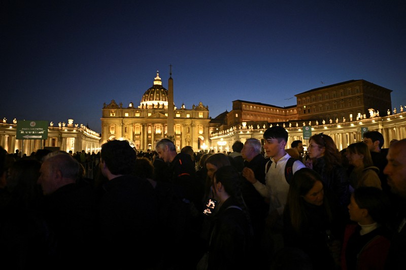 Faithful queue to enter to pay respects to Pope Francis as he lies in state in St. Peter's Basilica, as seen from Rome, Italy, April 23, 2025. REUTERS/Dylan Martinez