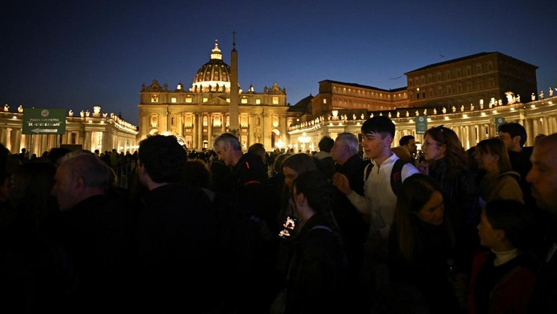 Faithful queue to enter to pay respects to Pope Francis as he lies in state in St. Peter's Basilica, as seen from Rome, Italy, April 23, 2025. REUTERS/Dylan Martinez