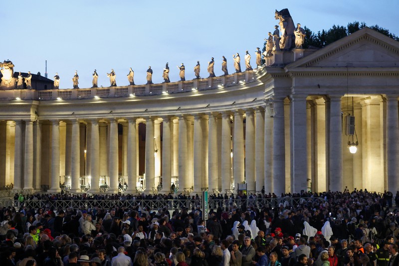 Faithful queue to enter to pay respects to Pope Francis as he lies in state in St. Peter's Basilica, as seen from Rome, Italy, April 23, 2025. REUTERS/Dylan Martinez