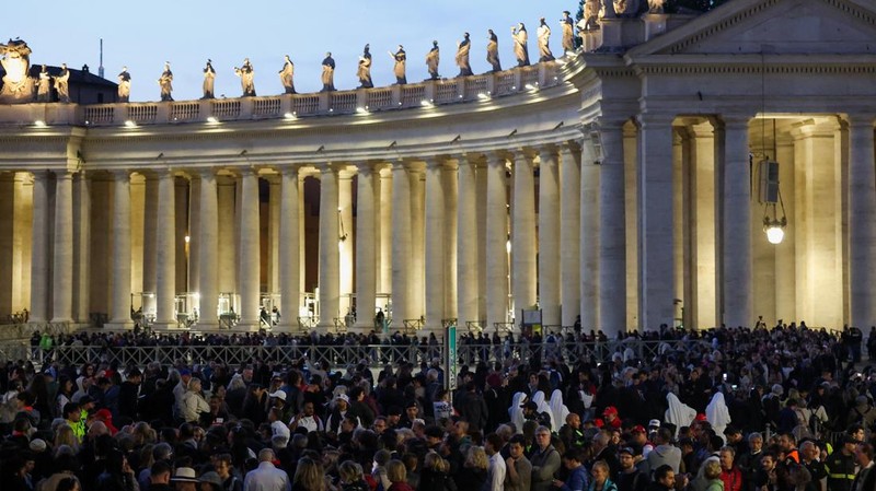 Faithful queue to enter to pay respects to Pope Francis as he lies in state in St. Peter's Basilica, as seen from Rome, Italy, April 23, 2025. REUTERS/Dylan Martinez