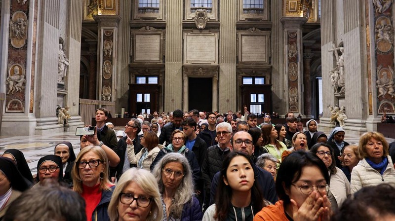 Faithful queue to enter to pay respects to Pope Francis as he lies in state in St. Peter's Basilica, as seen from Rome, Italy, April 23, 2025. REUTERS/Dylan Martinez
