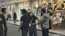 Keluarga dan Sahabat Menanti Jenazah Ricky Siahaan di Rumah Duka