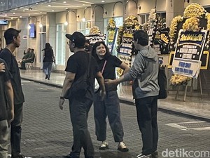 Keluarga dan Sahabat Menanti Jenazah Ricky Siahaan di Rumah Duka