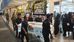 Haru saat Jenazah Ricky Siahaan Sampai di Rumah Duka