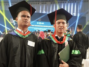 Keterbatasan Tak Halangi Rovan dan Rohmat, 2 Mahasiswa UNJ Itu Akhirnya Jadi Sarjana
