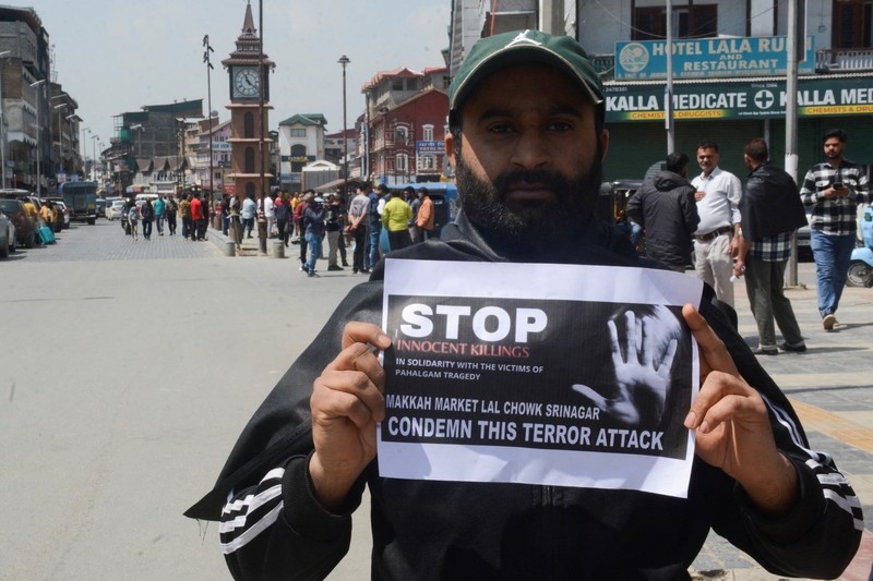 Para aktivis dari Partai Bharatiya Janata (BJP) yang berkuasa di India memegang plakat dan meneriakkan slogan-slogan selama protes untuk mengutuk serangan terhadap wisatawan, menyusul dugaan serangan militan di dekat Pahalgam yang indah di Kashmir selatan, di Srinagar, 23 April 2025. Para aktivis dari Partai Bharatiya Janata (BJP) yang berkuasa di India memegang plakat dan meneriakkan slogan-slogan selama protes untuk mengutuk serangan terhadap wisatawan, menyusul dugaan serangan militan di dekat Pahalgam yang indah di Kashmir selatan, di Srinagar, 23 April 2025. (REUTERS/Stringer)
