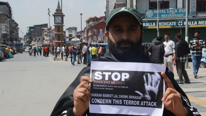 Para aktivis dari Partai Bharatiya Janata (BJP) yang berkuasa di India memegang plakat dan meneriakkan slogan-slogan selama protes untuk mengutuk serangan terhadap wisatawan, menyusul dugaan serangan militan di dekat Pahalgam yang indah di Kashmir selatan, di Srinagar, 23 April 2025. (REUTERS/Stringer)