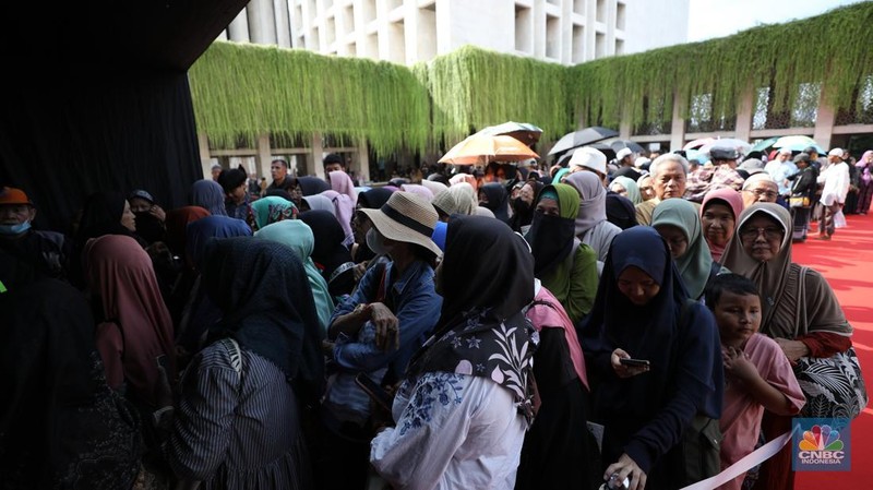 Suasana antrean pengunjung yang akan memasuki 