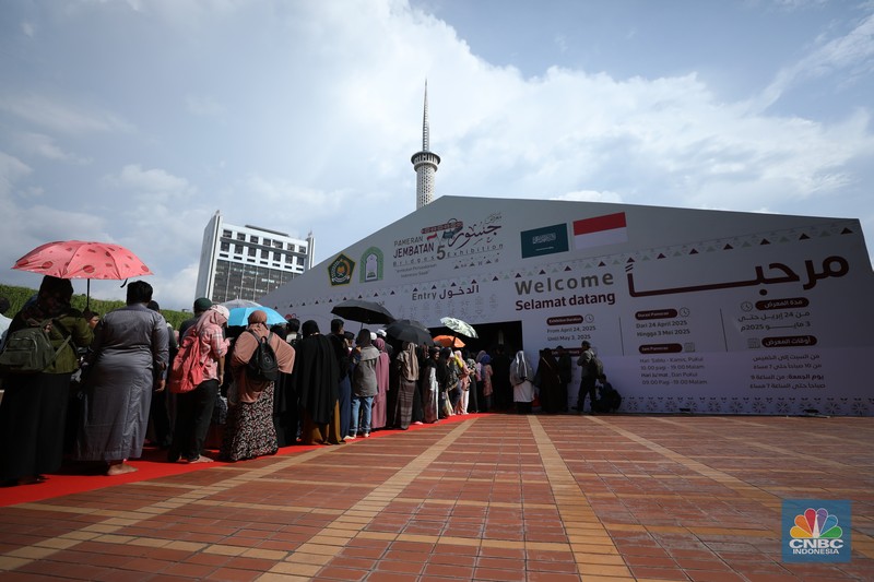 Suasana antrean pengunjung yang akan memasuki Suasana antrean pengunjung yang akan memasuki