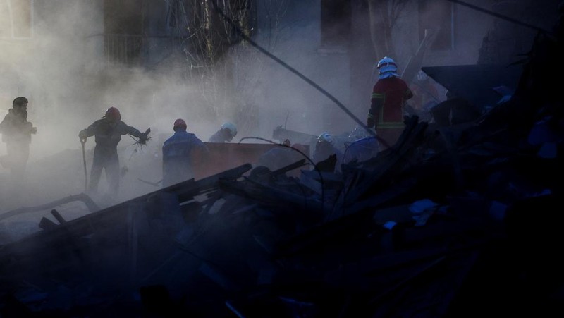 A ballistic missile explodes in the sky over the city during a Russian drone strike, amid Russia's attack on Ukraine, in Kyiv, Ukraine April 24, 2025. REUTERS/Gleb Garanich     TPX IMAGES OF THE DAY