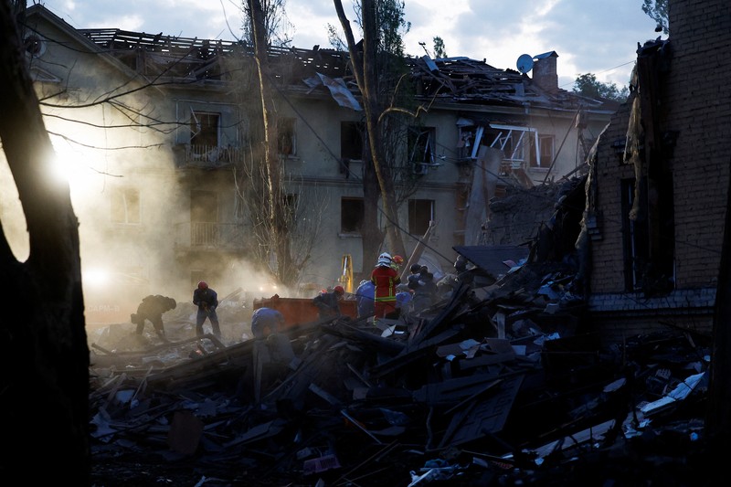 UKRAINE-CRISIS/ATTACK-KYIV A ballistic missile explodes in the sky over the city during a Russian drone strike, amid Russia's attack on Ukraine, in Kyiv, Ukraine April 24, 2025. REUTERS/Gleb Garanich TPX IMAGES OF THE DAY