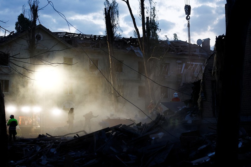A ballistic missile explodes in the sky over the city during a Russian drone strike, amid Russia's attack on Ukraine, in Kyiv, Ukraine April 24, 2025. REUTERS/Gleb Garanich     TPX IMAGES OF THE DAY