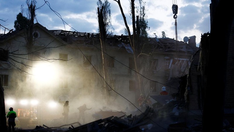 A ballistic missile explodes in the sky over the city during a Russian drone strike, amid Russia's attack on Ukraine, in Kyiv, Ukraine April 24, 2025. REUTERS/Gleb Garanich     TPX IMAGES OF THE DAY