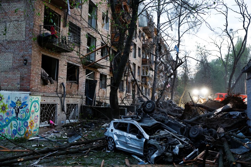 A ballistic missile explodes in the sky over the city during a Russian drone strike, amid Russia's attack on Ukraine, in Kyiv, Ukraine April 24, 2025. REUTERS/Gleb Garanich     TPX IMAGES OF THE DAY